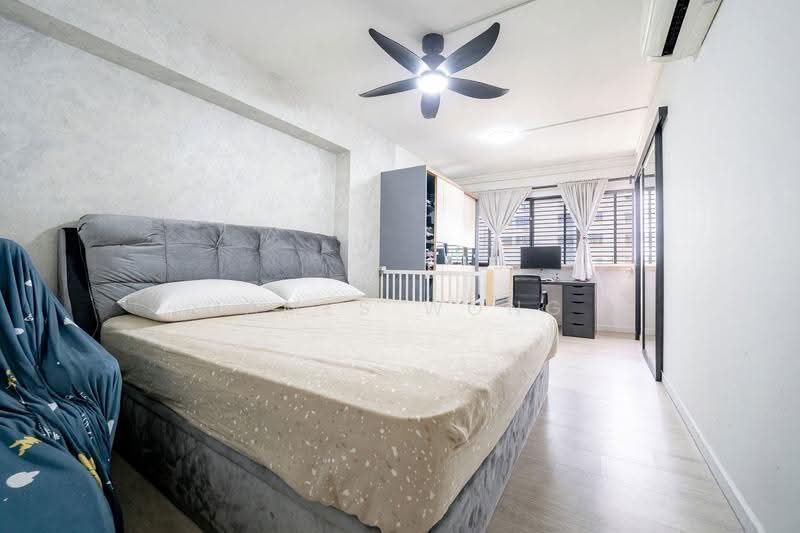 Bedroom with a double bed, a study desk and windows